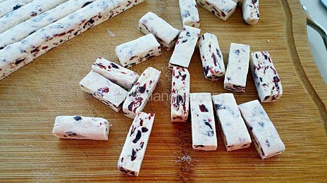 再切成适量大小的块状，包上糯米纸和糖纸即可。