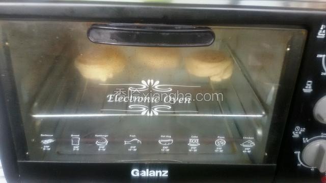 在放入预热170度烤箱，上下火中层烤5一8分钟即可