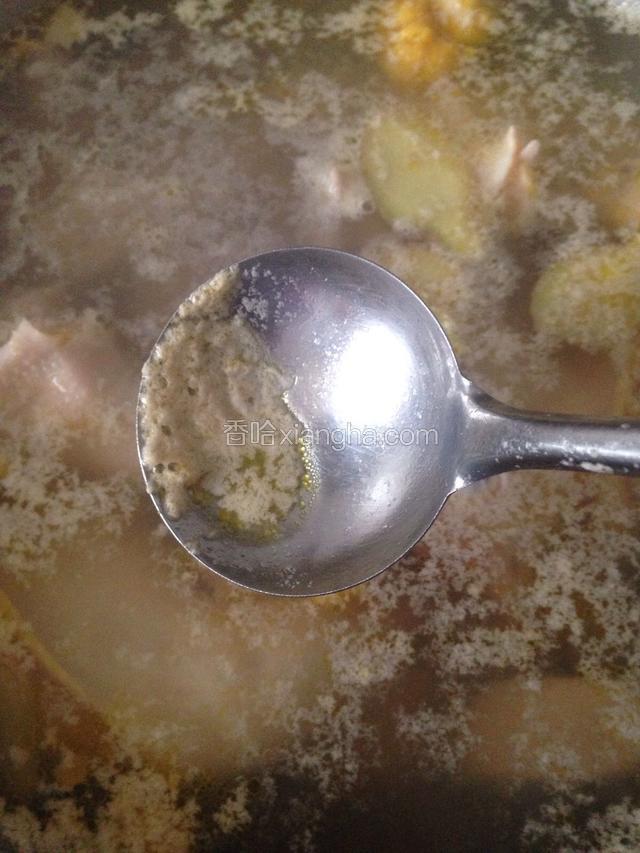 用勺子撇清漂浮在上面的沫子。