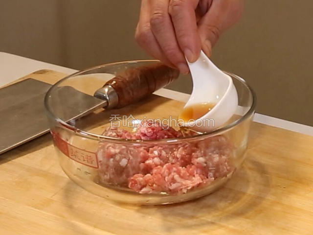 取一只干净的碗，把肉沫放入碗中，放盐、料酒、葱姜蒜，抓匀腌制10分钟。