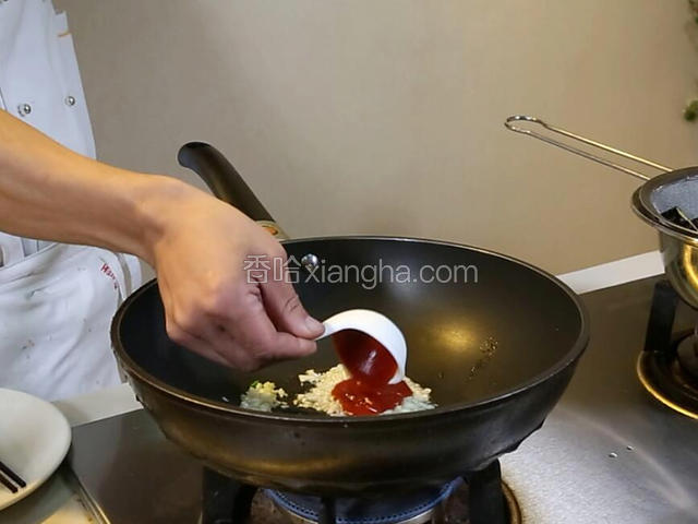 锅中留油10克，下葱姜蒜爆香，加入番茄酱炒香。