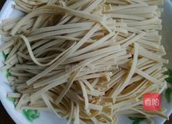 蒜苗干豆付的做法图解1