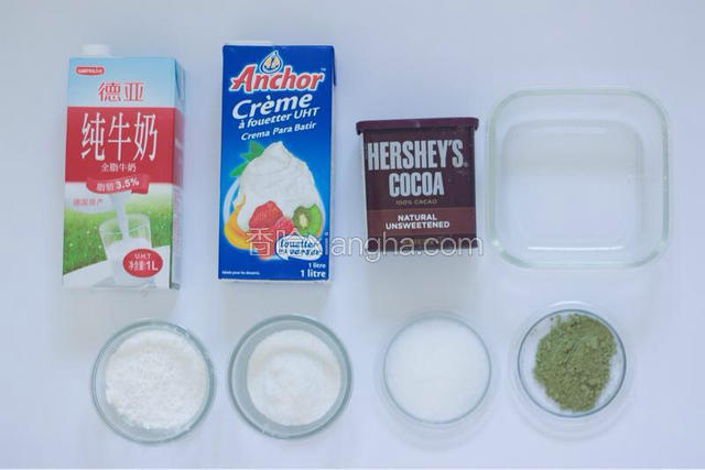 准备好所有材料和一个方形玻璃容器。