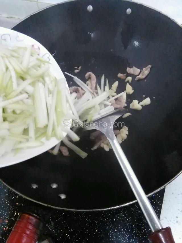 把切好的瓢瓜倒入继续炒
