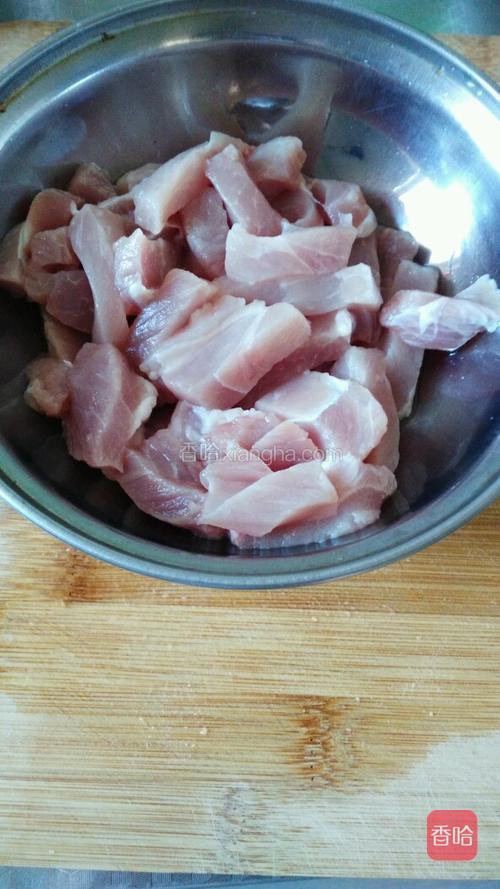 猪肉切成小段
