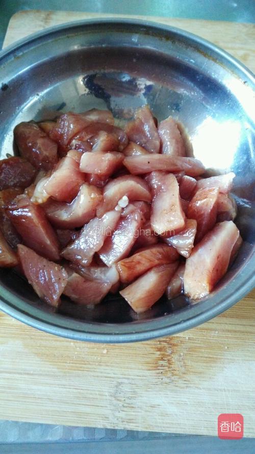 放入料酒1小勺，酱油1小勺，花椒粉少许，盐适量抓匀，盐15分钟