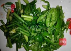 青椒蒜苔炒香肠的做法图解2