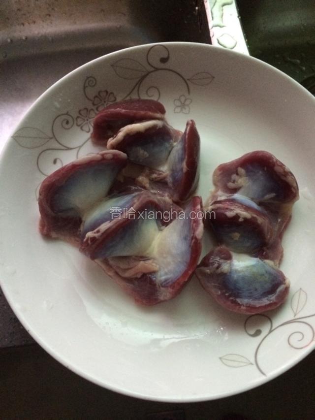 鸭胗撕掉黄皮，表面油脂冼净备用。