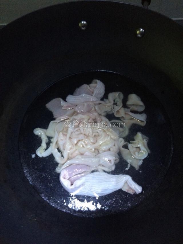 再把鸭肠放入沸水锅中煮两分钟，再用清水冲洗干净，（这样就没什么味道，已经很干净了）