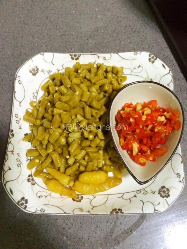酸豆角切碎，剁椒备好，