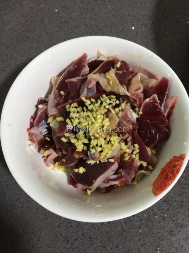 切好的鸭杂，用适量姜末，生抽、蚝油、料酒腌制一会