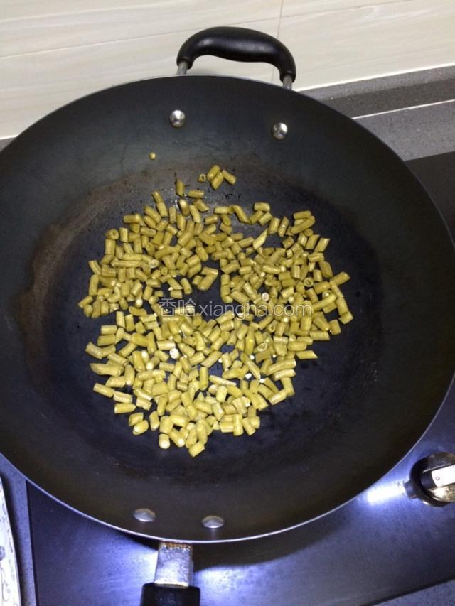 酸菜不放油下锅炒干水分，捞出备用