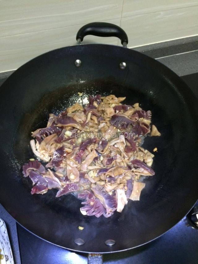 锅里倒入适量油，先把蒜煸香，倒入鸭杂大火爆炒