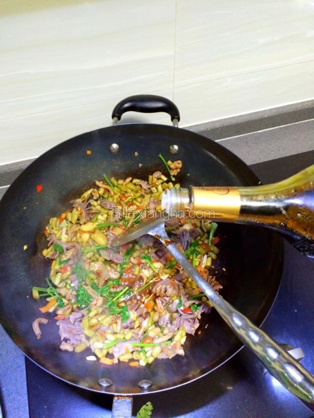 加入酸豆角炒两分钟后加入香菜翻炒片刻，再加入少许生抽就可以出锅了。