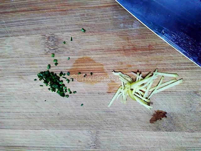 生姜切丝，香葱切末。