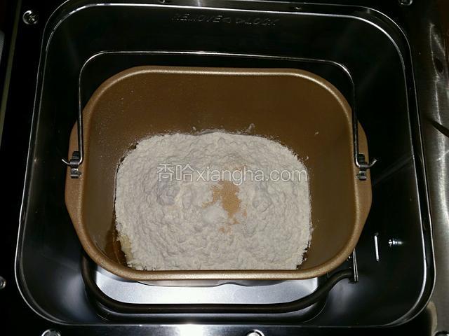 除黃油外的全部材料放進麵包機的麵包桶裡，先下酸奶和蛋液，最後下酵母，用矽膠鏟拌勻材料後啟動和麵攪拌功能
