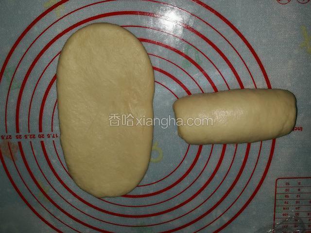 已鬆弛的麵團排氣後擀成長麵片，並由上而下卷起來