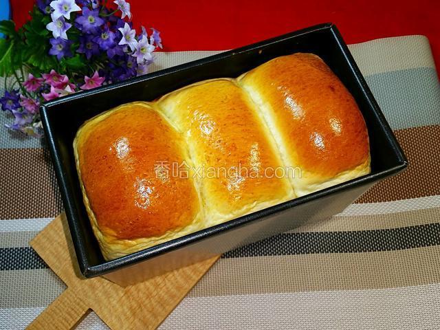 送進已預熱的烤箱中，165度烤35分鐘（時間溫度僅供參考，請以自家烤箱實際情況為準）出爐後脫模，凉至手溫密封保存