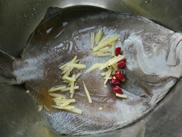 姜，红椒，黄酒腌20分钟左右。