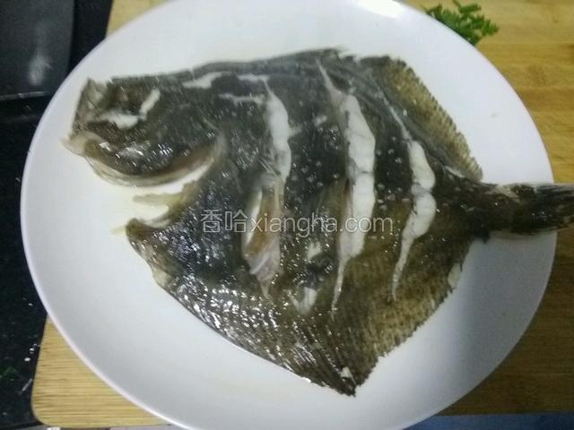 拿掉葱，姜丝倒掉蒸鱼的水。