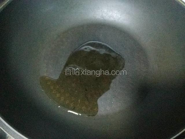 锅里放少许油