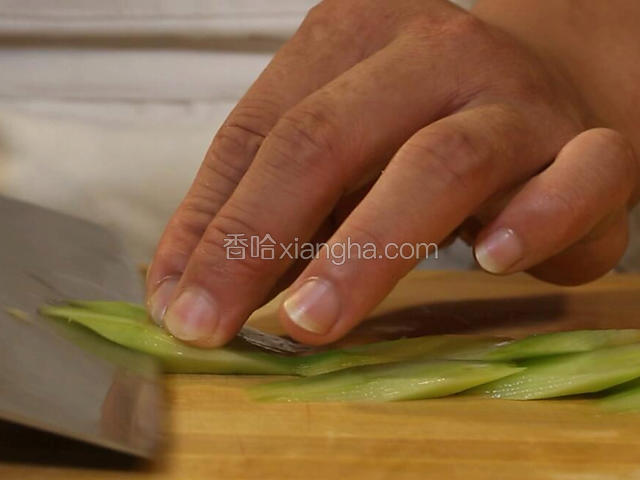黄瓜去皮去瓤，斜刀抹片；红椒洗净切菱形片。