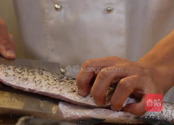 垮炖鲜鱼豆腐的做法图解1