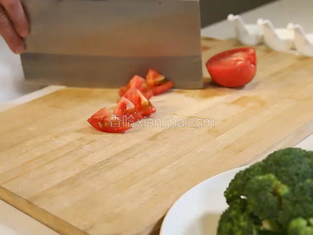 西红柿洗净切成小块，西兰花洗净用刀摘成小块。 