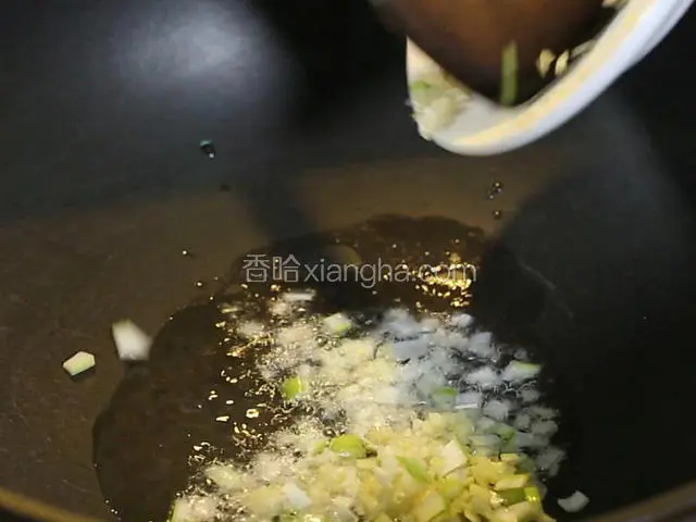 锅中下油10克左右，大火烧热，下入葱姜蒜爆香。