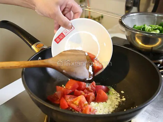 放入西红柿块，炒软炒烂。