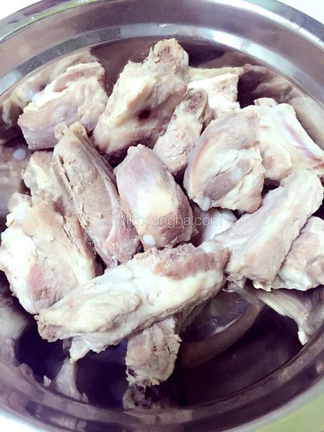 排骨洗净焯透，备用。