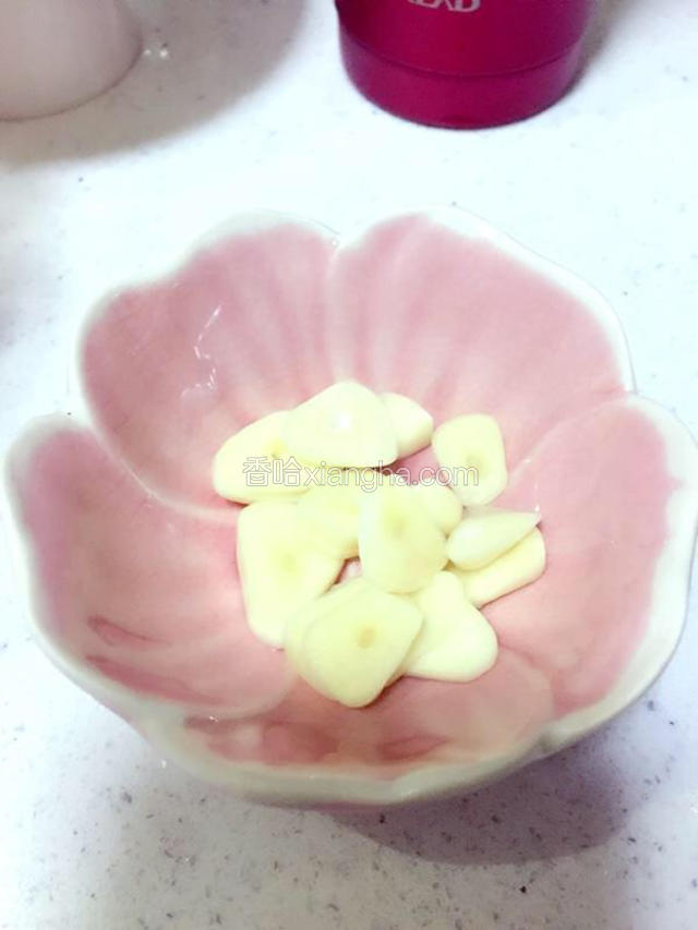切蒜片备用。