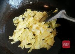 韭黄炒鸡蛋的做法图解3