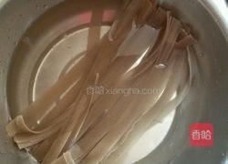 香菜粉皮炒肉丝的做法图解2