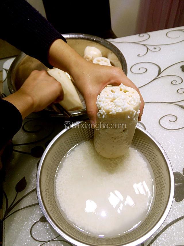 开始填糯米，第一次做的时候填糯米用的筷子，这次做发现填一点轻轻的杵一下糯米就自动的到孔孔里了，很方便很快