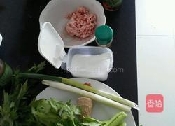 芹菜包子的做法图解1