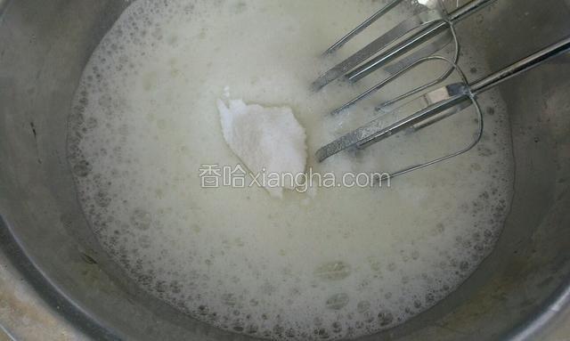 接下来打蛋清，蛋清里先滴几滴柠檬汁，打到出现大泡泡，第一次放糖