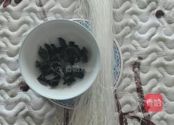 香辣木耳炒粉丝的做法图解1