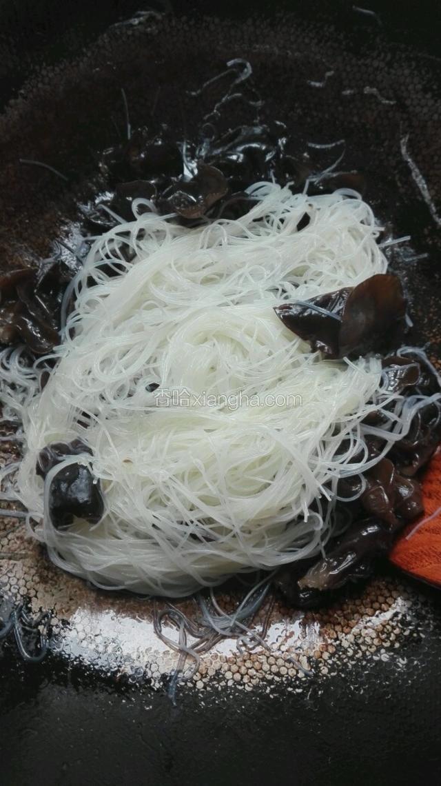 木耳炒香后倒入粉丝，一同翻炒。