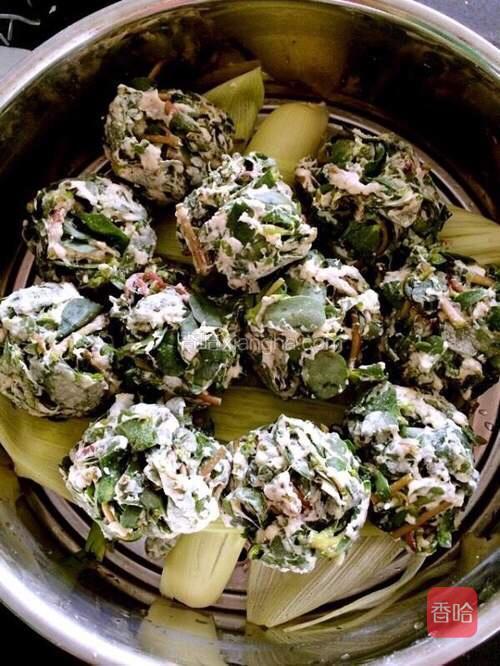 所有的菜馍馍团好后放入蒸锅中,中火25分钟即可.蒸好后再焖约5分钟.