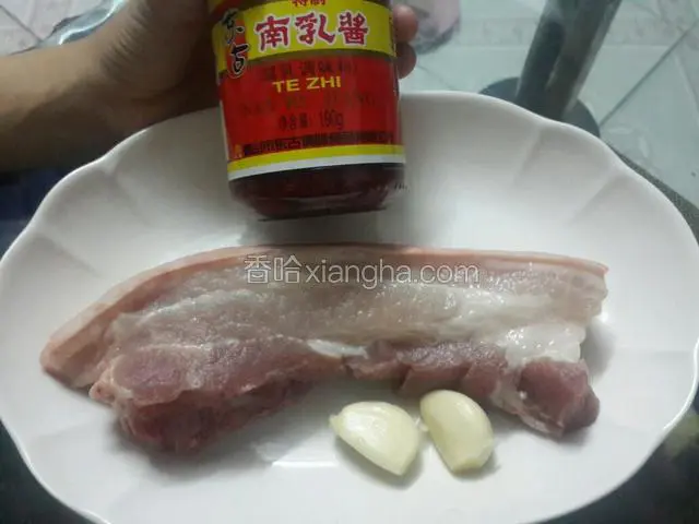 准备好以下材料，（南乳可买一块块的，亦可买我这种南乳酱，直接不用搅烂）