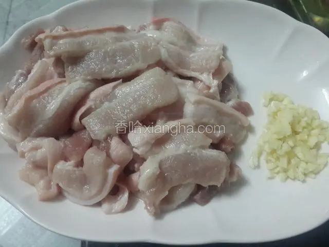 将五花肉切薄片，蒜头切末