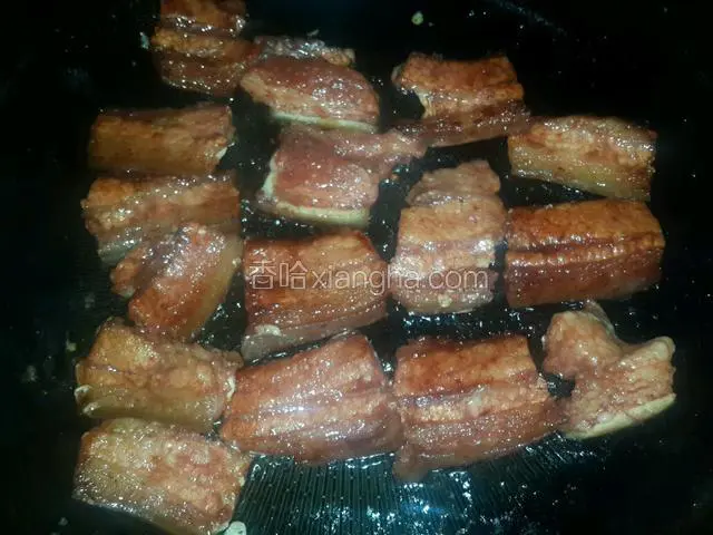 锅放少许油烧热，加入腌好的五花肉，平摊放在锅中