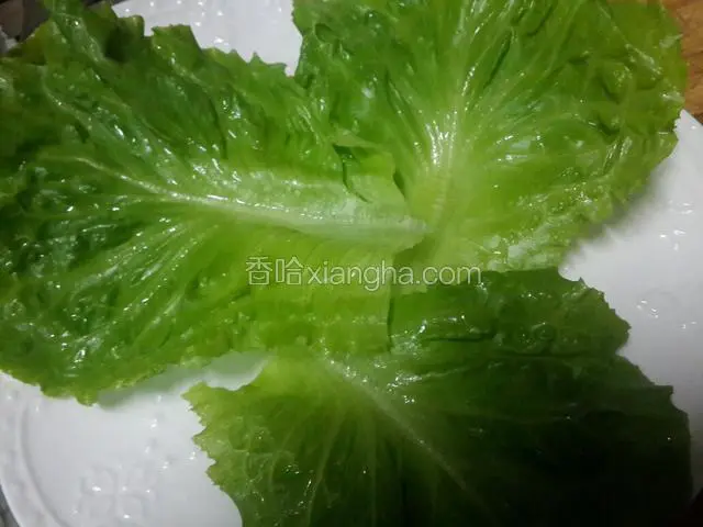 准备几片生菜叶摆碟子上