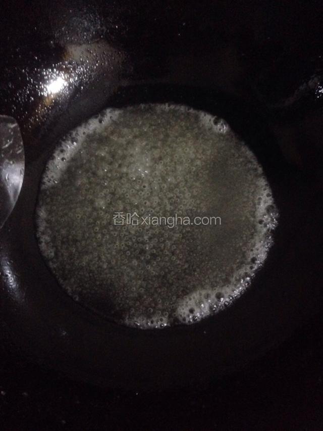 搅拌均匀，开始煮糖浆，中火煮开。
