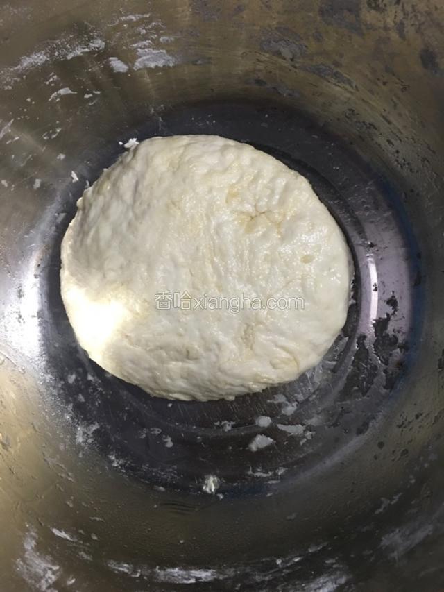少放点油揉成团，醒至5到10分钟