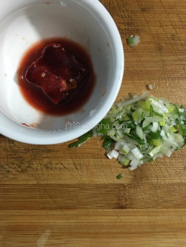将葱洗净切碎和一块腐乳碾碎