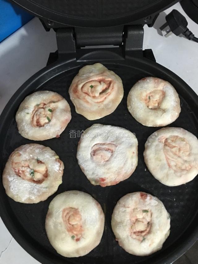 放在锅里煎起来，翻身的时候用刷子可以刷点油