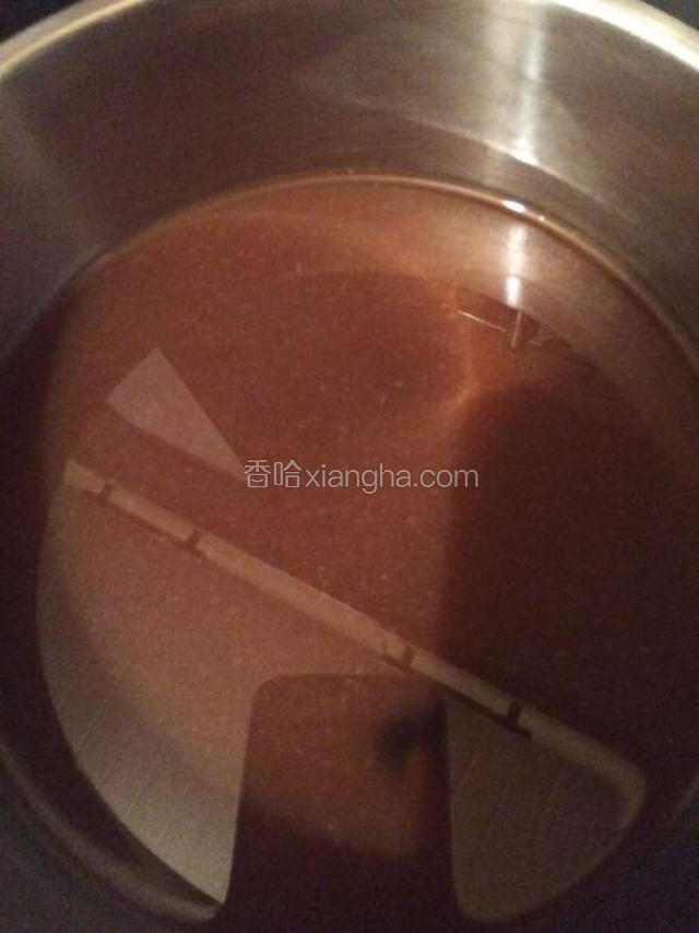 阿胶敲碎，加入黄酒放在有盖容器中净泡3天，让阿胶软化就行。