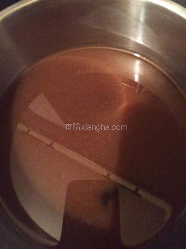将泡软的阿胶，隔开水小火蒸30分钟左右，蒸的过程中要经常搅拌，直到化成阿胶水装。